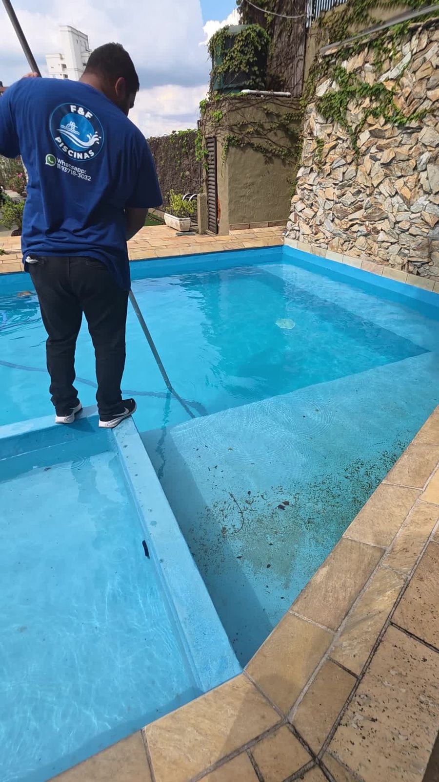 Felipe, da F&F Piscinas, trabalhando com o uniforme da empresa