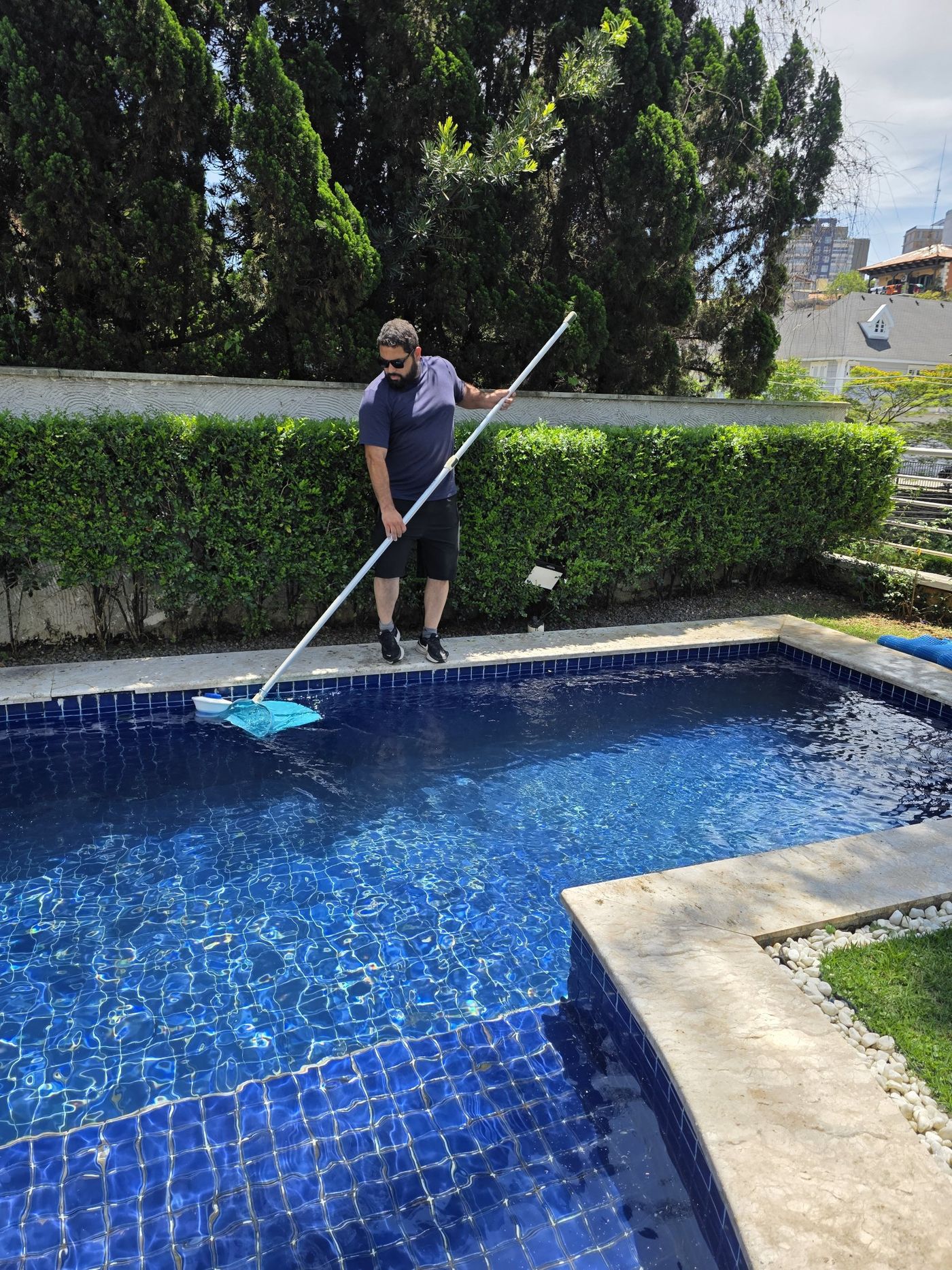 Limpeza de piscina com peneira