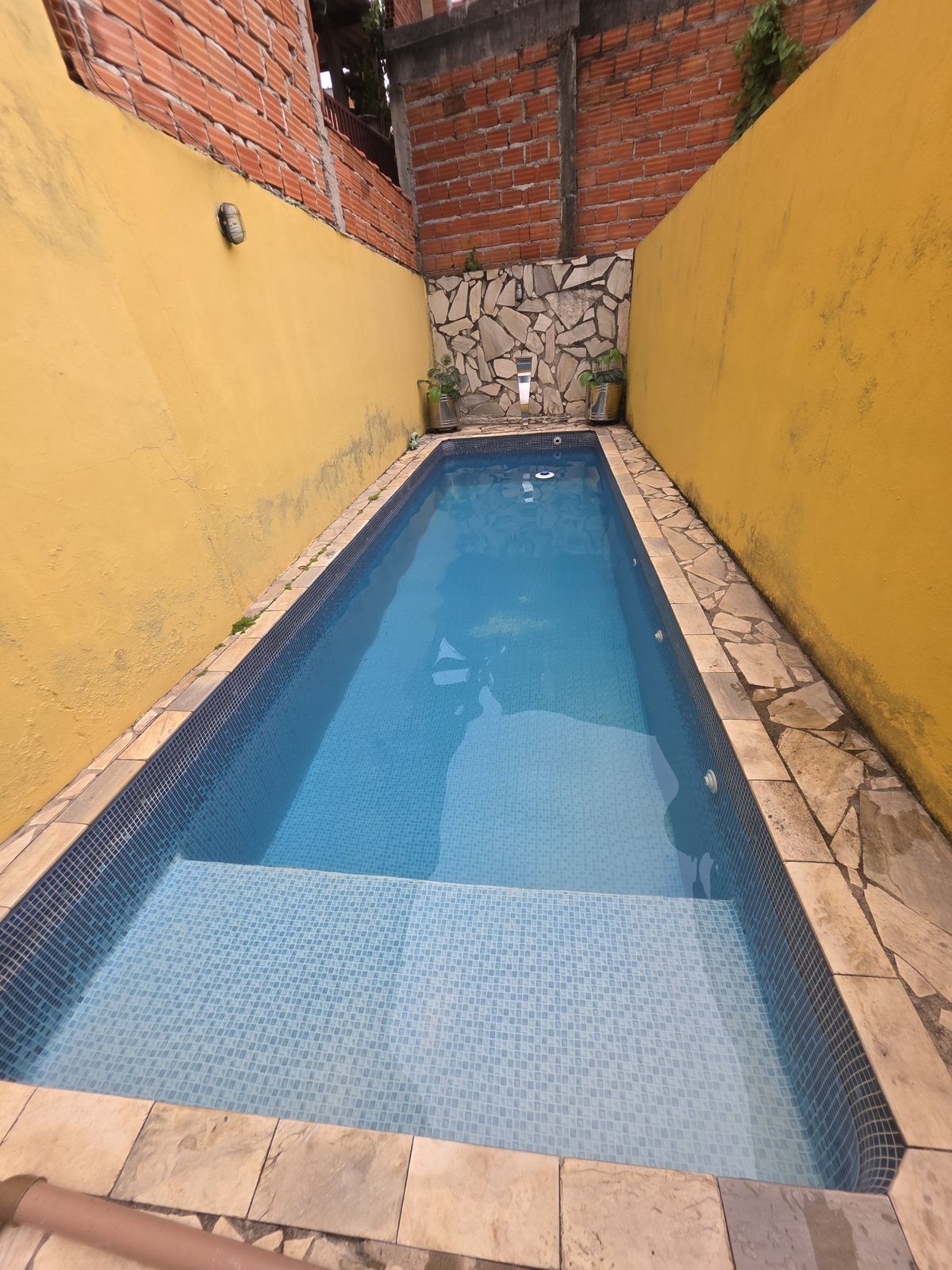 Mesma piscina depois da manutenção, água limpa e azul